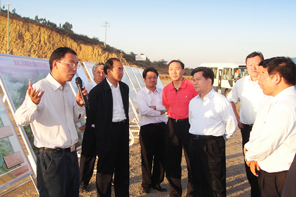 2009年11月，时任云南省委书记李纪恒（右三）来宜良MILE米乐集团调研，支持MILE米乐集团在云南发展